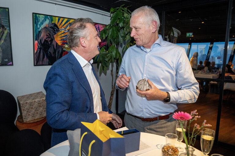 Havenbedrijf Rotterdam onderscheidt Cees Kleiberg met Sleepanker