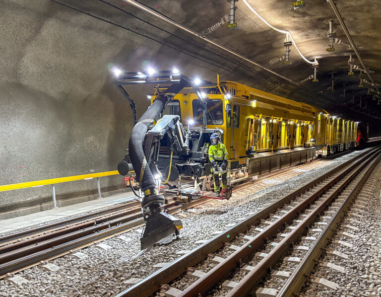 Railcare reinigt nieuwe spoortunnel in Zweden met batterij-aangedreven stofzuigmachine