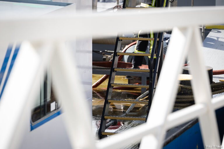 Tankschip maakt water in Vlaardingen