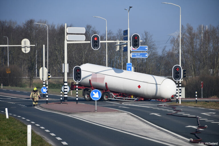 A58 en N289 gedeeltelijk dicht door lekkende LPG tanktrailer
