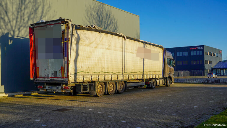Dezelfde vrachtwagenchauffeur rijdt vandaag voor tweede keer tegen spoorbrug N242 [+foto’s]