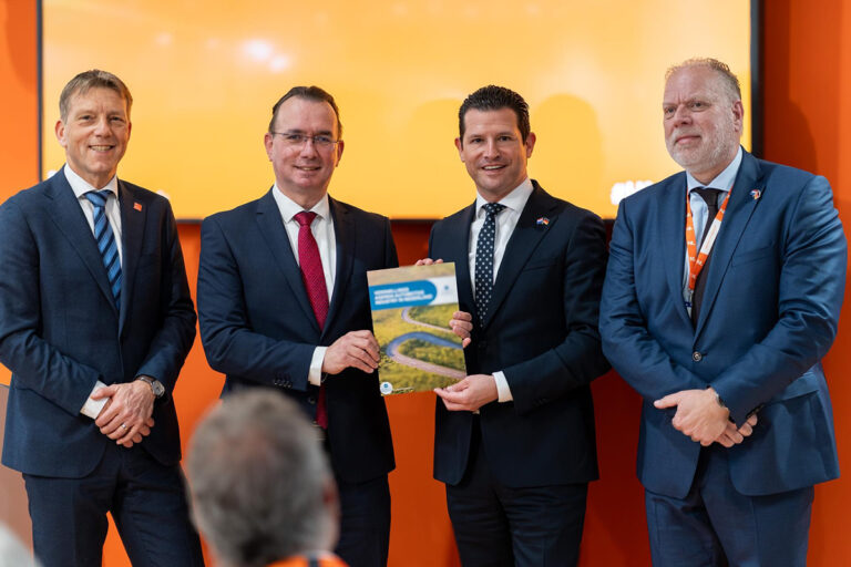 Top Nederlandse automotive industrie overhandigt Versnellingsagenda aan minister Beljaarts