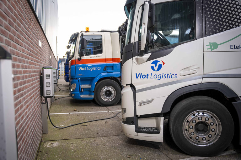 Hub010 en Vlot Logistics nemen nieuw laadplein in Rotterdamse Waalhaven in gebruik