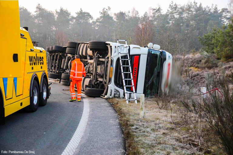 Vrachtwagen gekanteld op toerit A50 [+foto’s]