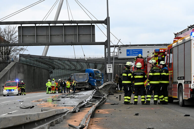 Zwaar ongeval met vrachtwagen in München: twee gewonden, grote schade [+foto’s]