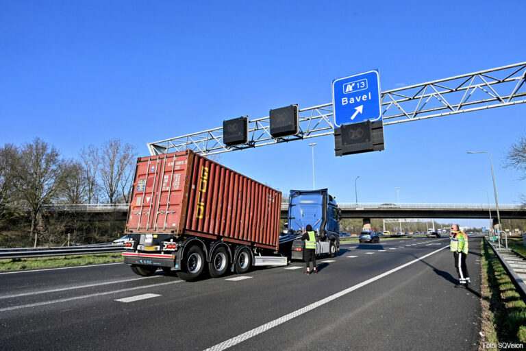 Containerchassis breekt op A58 [+foto’s]