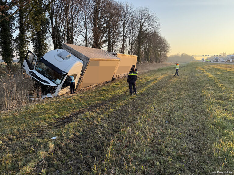 Vrachtwagen in de sloot langs A1 [+foto’s&video]
