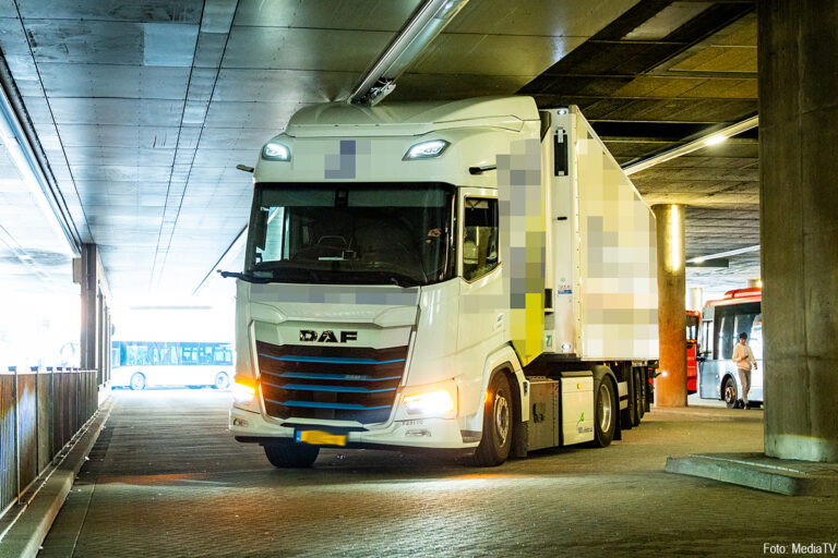 Vrachtwagen vast onder metrostation in Rotterdam