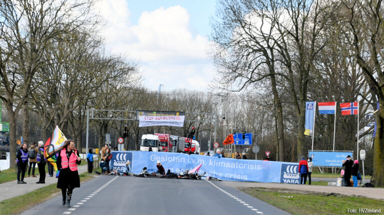 Demonstranten blokkeren ingang Yara Sluiskil