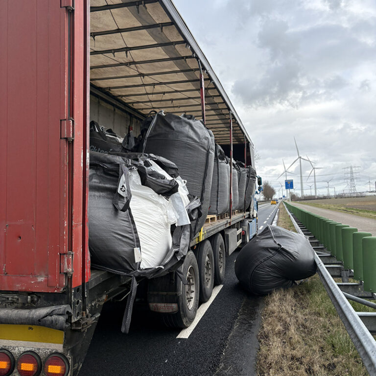 Vrachtwagen verliest Big Bags met zout op N33 [+foto’s]