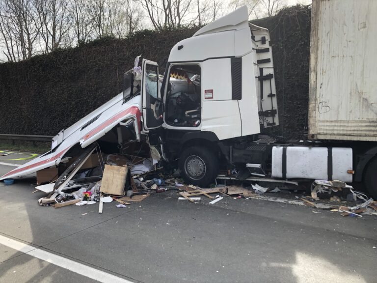 Zware aanrijding met vrachtwagen en auto’s op Duitse A27: acht gewonden, chauffeur zwaargewond