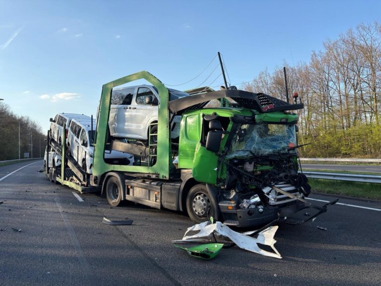 Aanrijding met twee vrachtwagens op A76