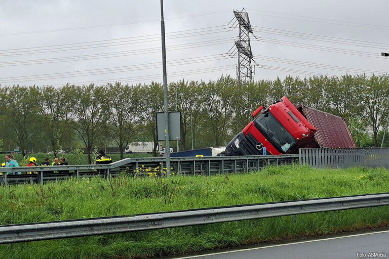 Vrachtwagen gekanteld op A15 [+foto’s]