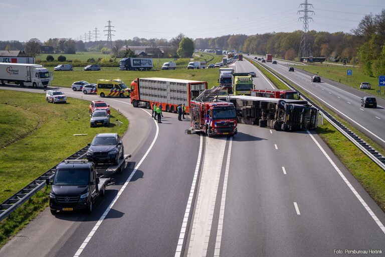 Vrachtwagen met biggen gekanteld op A18