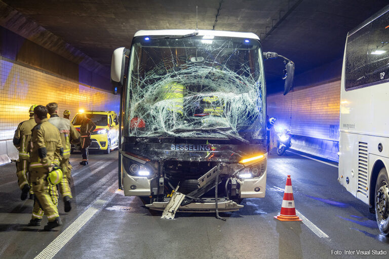 Vijf gewonden bij botsing tussen bussen met AZ-fans in Wijkertunnel [+foto’s]