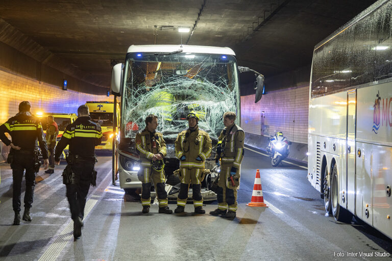 Wijkertunnel weer open na ongeluk met bussen vol AZ-supporters