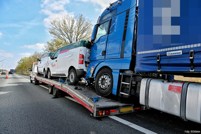 Vrachtwagen botst op voorligger in kijkersfile ongeval A59