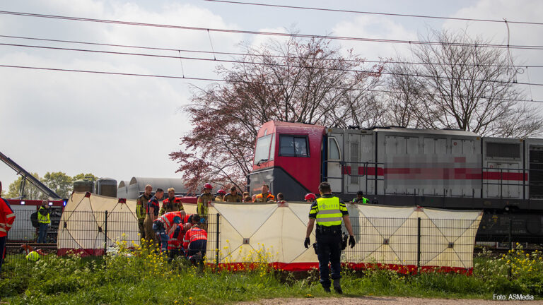 Auto aangereden door goederentrein in Berkel-Enschot [+foto’s]