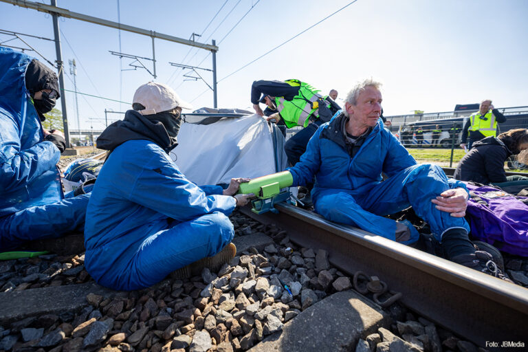 Blokkade goederenspoor Rotterdam moet stoppen, beveelt Schouten