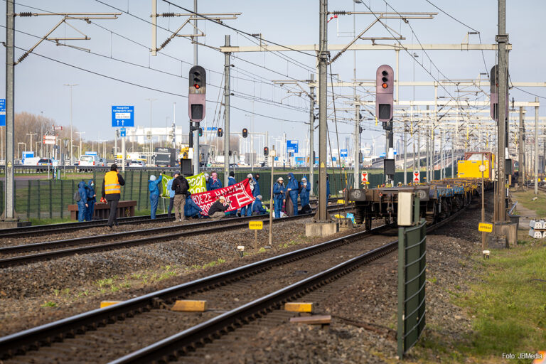 Activisten blokkeren havenspoorlijn bij Vondelingenplaat – goederenvervoer stilgelegd
