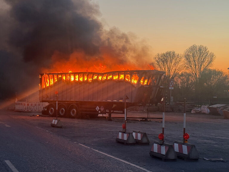 Trailer met afval vliegt in brand bij afvalcentrale Oberhausen