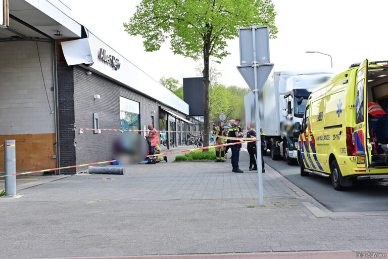Vrachtwagen rijdt tegen Albert Heijn in Breda, chauffeur gewond