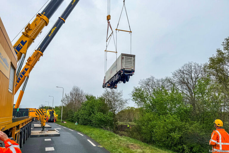 Berging vrachtwagen dodelijk ongeval N395 begonnen