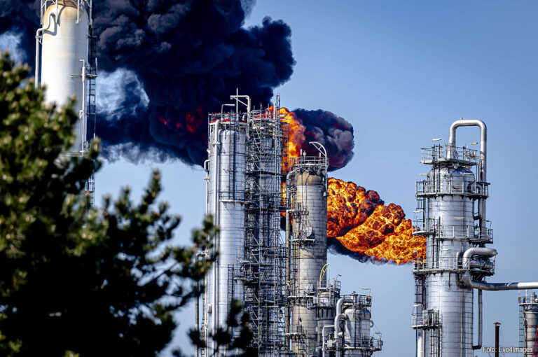 Affakkelen zorgt voor veel rook bij Shell Moerdijk, situatie onder controle