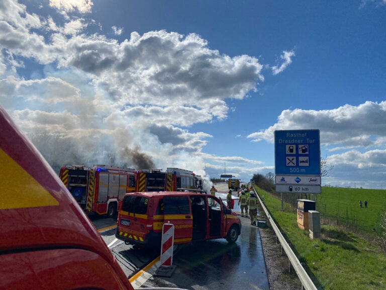 Brand in vrachtwagen met gevaarlijke stoffen zorgt voor chaos op A4 bij Dresden [+foto’s]