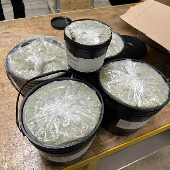 Cocaïne in zwarte emmers
