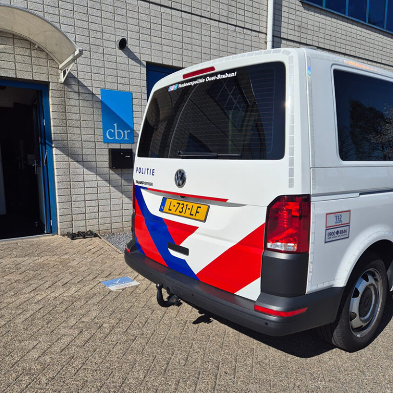 Rijinstructeur en zeven leerlingen onder invloed van verdovende middelen tijdens controle