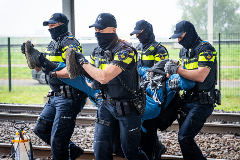 Activisten hardhandig van Rotterdams spoor gehaald
