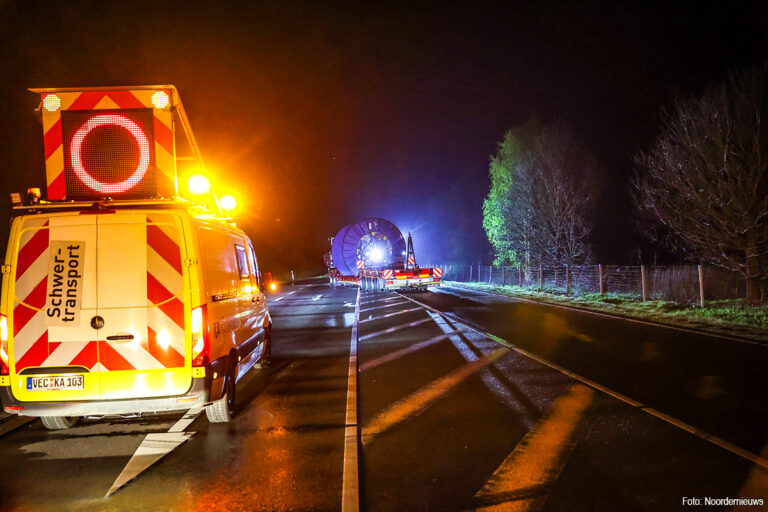 Vrachtwagen verliest dieplader op B402 bij Meppen-Nord