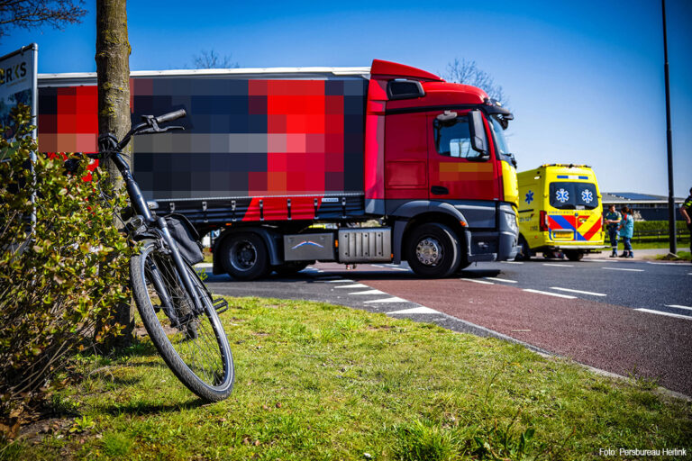 Fietser zwaargewond na aanrijding met vrachtwagen in Volkel