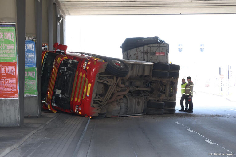 Vrachtwagen gekanteld tegen pijler van viaduct in Amsterdam