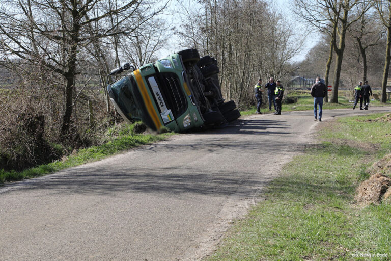 Vrachtwagen in sloot gekanteld in Zenderen, chauffeur gewond