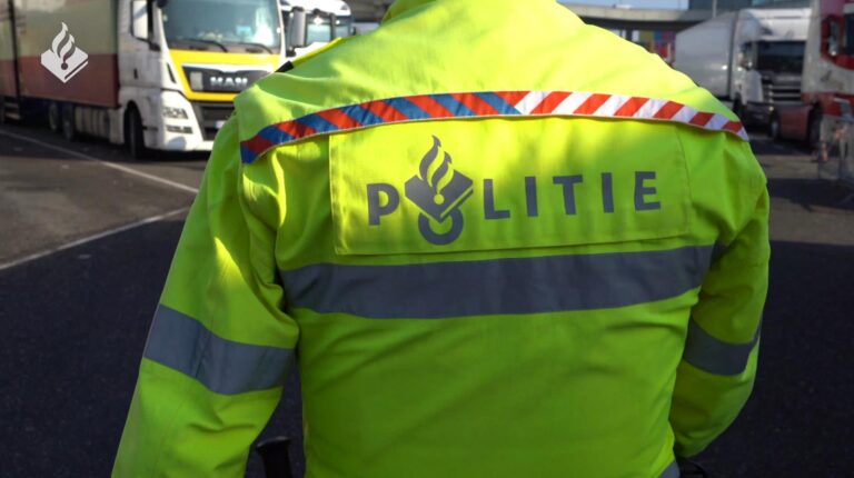 Vrachtwagenchauffeur onder invloed en zonder geldig rijbewijs aangehouden op A28