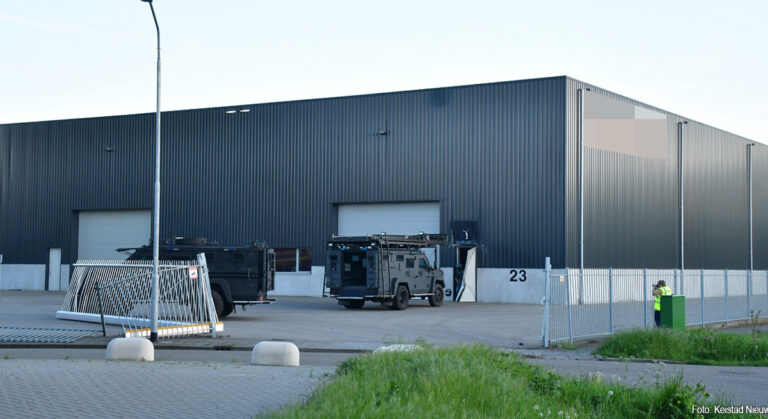 Dienst Speciale Interventies doet inval, bij (trailer)bedrijf in Venlo