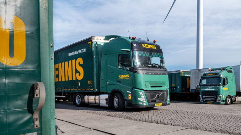 Kennis Transport & Logistics onderstreept met tien nieuwe zuinige Volvo FH Aero’s zijn duurzame koers richting 100-jarig bestaan