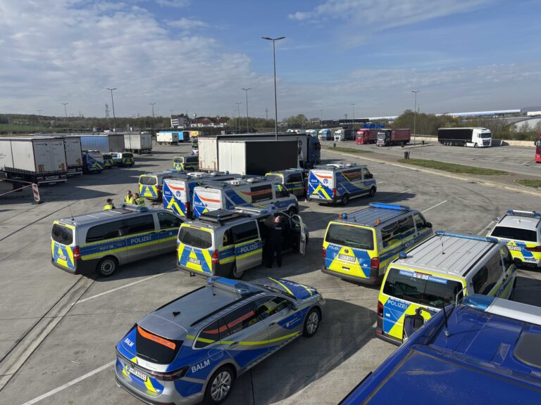 Grote controle op vrachtverkeer langs Duitse A7: tientallen overtredingen, voertuigen van de weg gehaald [+foto’s]