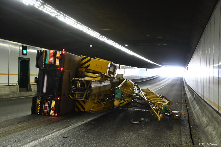 Kraanwagen gekanteld in Vlaketunnel, chauffeur gewond