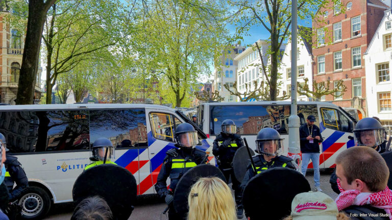 ME houdt betogers weg van Maagdenhuis met wapenstok [+foto’s]