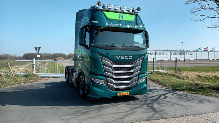 Nieuwe IVECO trekkers de weg op bij Nieboer Transport, Wegman Transport en Ronald Sijpkes