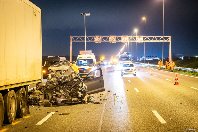Auto botst achterop vrachtwagen op A12, bestuurder omgekomen