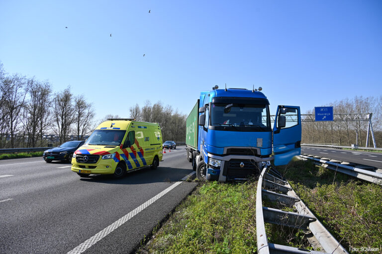 Vrachtwagen tegen de vangrail op A17 [+foto’s]