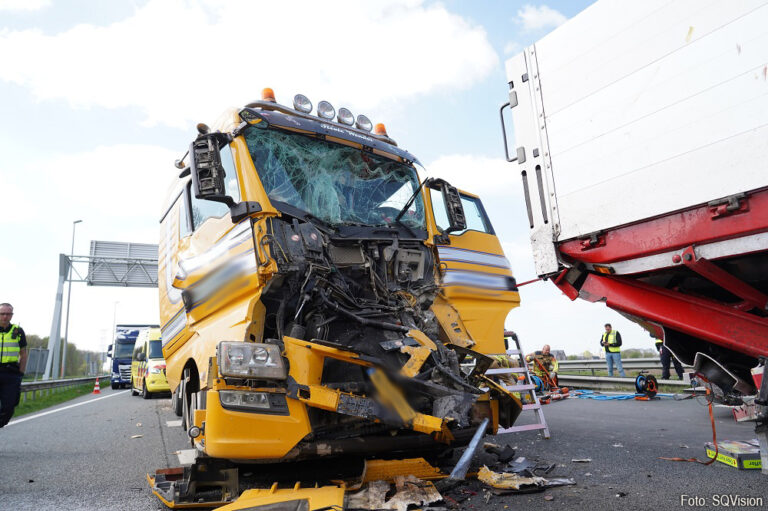 Ernstig ongeval met vrachtwagens op A59 [+foto’s]