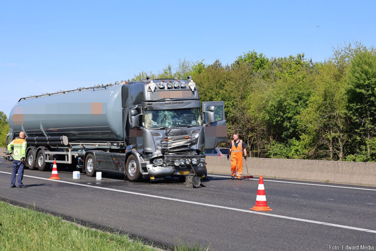 Aanrijding met twee vrachtwagens op A67