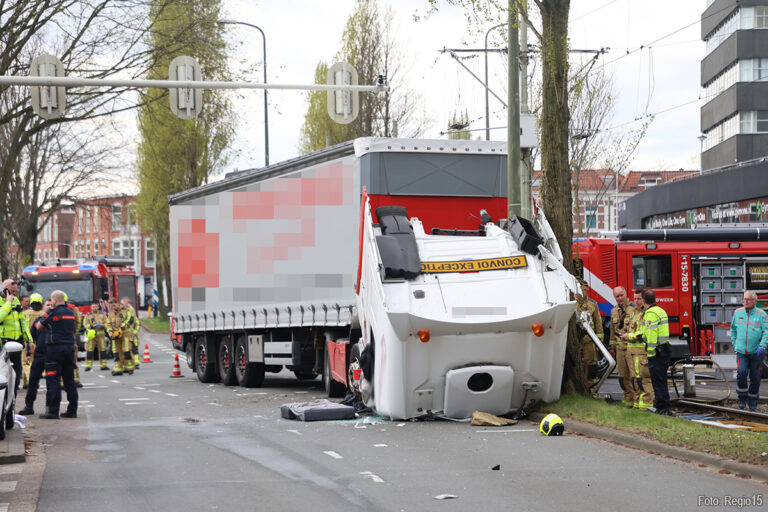 Ernstige aanrijding tram en vrachtwagen in Den Haag [+foto’s]
