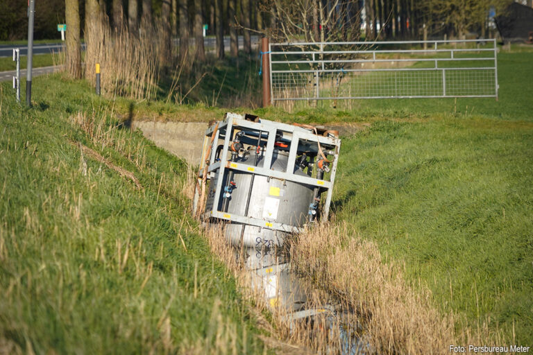 Fietser geraakt door afvallende lading op N355, fietser overleden [+foto’s]