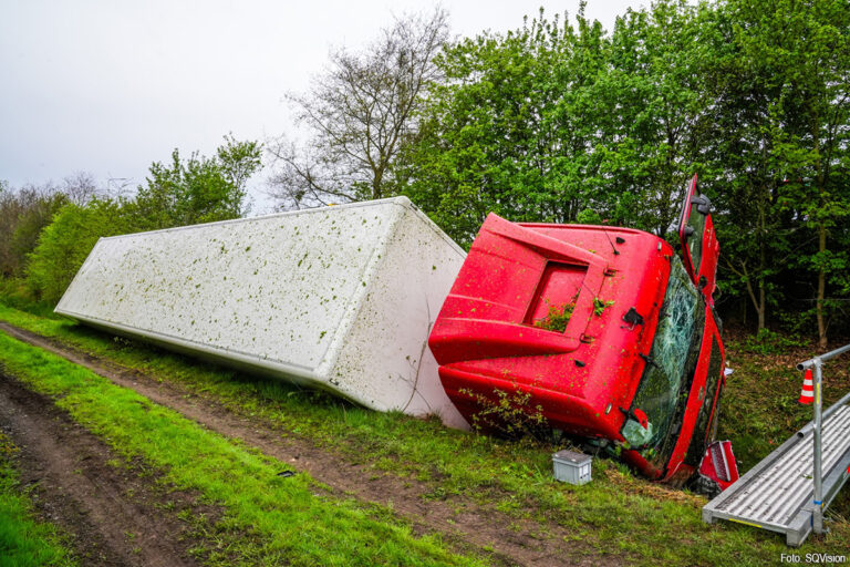 71-jarige vrachtwagenchauffeur om het leven gekomen nadat hij van talud reed op N395